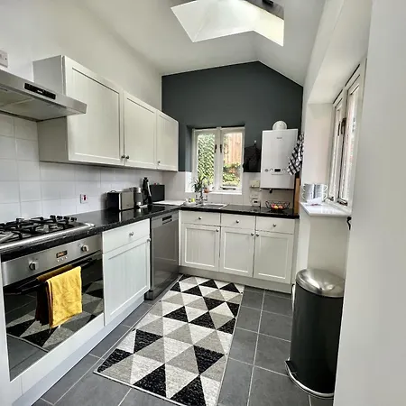 Family Home - High Street Northampton Exterior photo